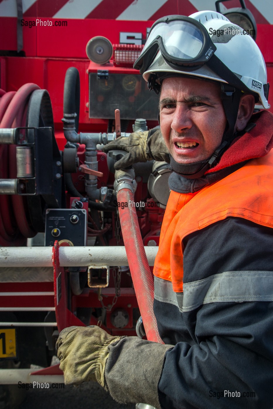 SAPEURS-POMPIERS AUX COMMANDES DE LA POMPE DU CCF, CENTRE D'INTERVENTION ET DE SECOURS DE LEUCATE, SDIS11, AUDE (11), FRANCE 