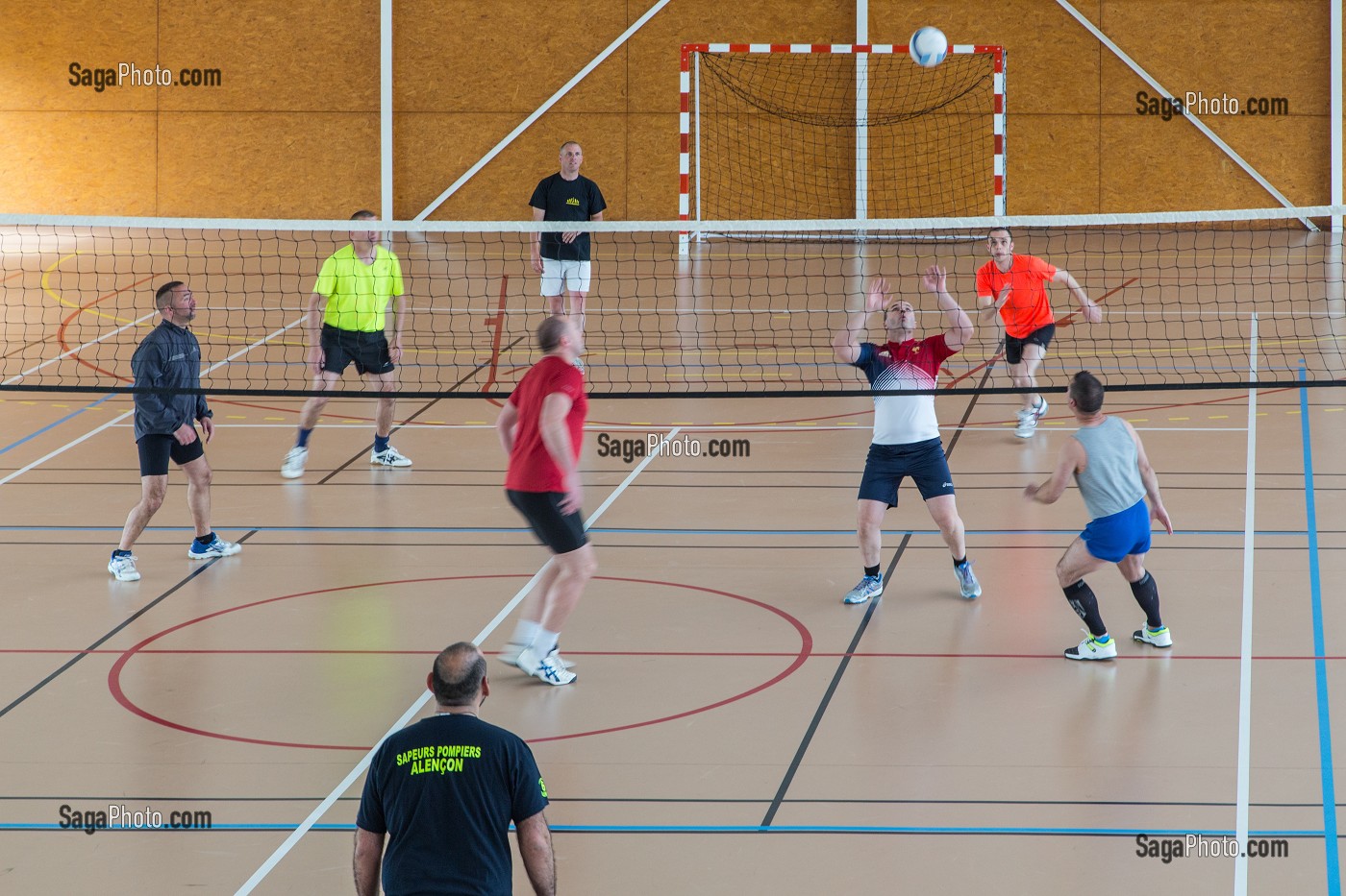 SEANCE DE VOLLEY BALL AU GYMNASE, REPORTAGE DE 24 HEURES AVEC LES SAPEURS-POMPIERS, ALENCON (ORNE), SDIS61, FRANCE 