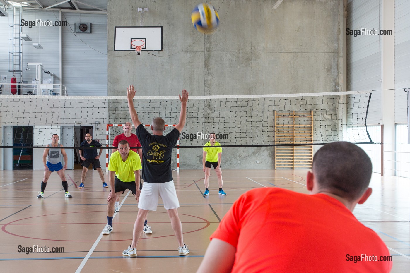 SEANCE DE VOLLEY BALL AU GYMNASE, REPORTAGE DE 24 HEURES AVEC LES SAPEURS-POMPIERS, ALENCON (ORNE), SDIS61, FRANCE 