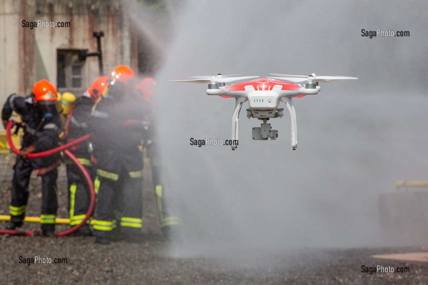 DEMONSTRATION DE PILOTAGE DE DRONE EN INTERVENTION, UN NOUVEL OUTIL AU SERVICE DES SECOURS, REPORTAGE DE 24 HEURES AVEC LES SAPEURS-POMPIERS, ALENCON (ORNE), SDIS61, FRANCE 