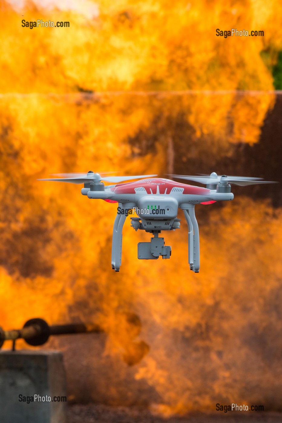 DEMONSTRATION DE PILOTAGE DE DRONE EN INTERVENTION, UN NOUVEL OUTIL AU SERVICE DES SECOURS, REPORTAGE DE 24 HEURES AVEC LES SAPEURS-POMPIERS, ALENCON (ORNE), SDIS61, FRANCE 