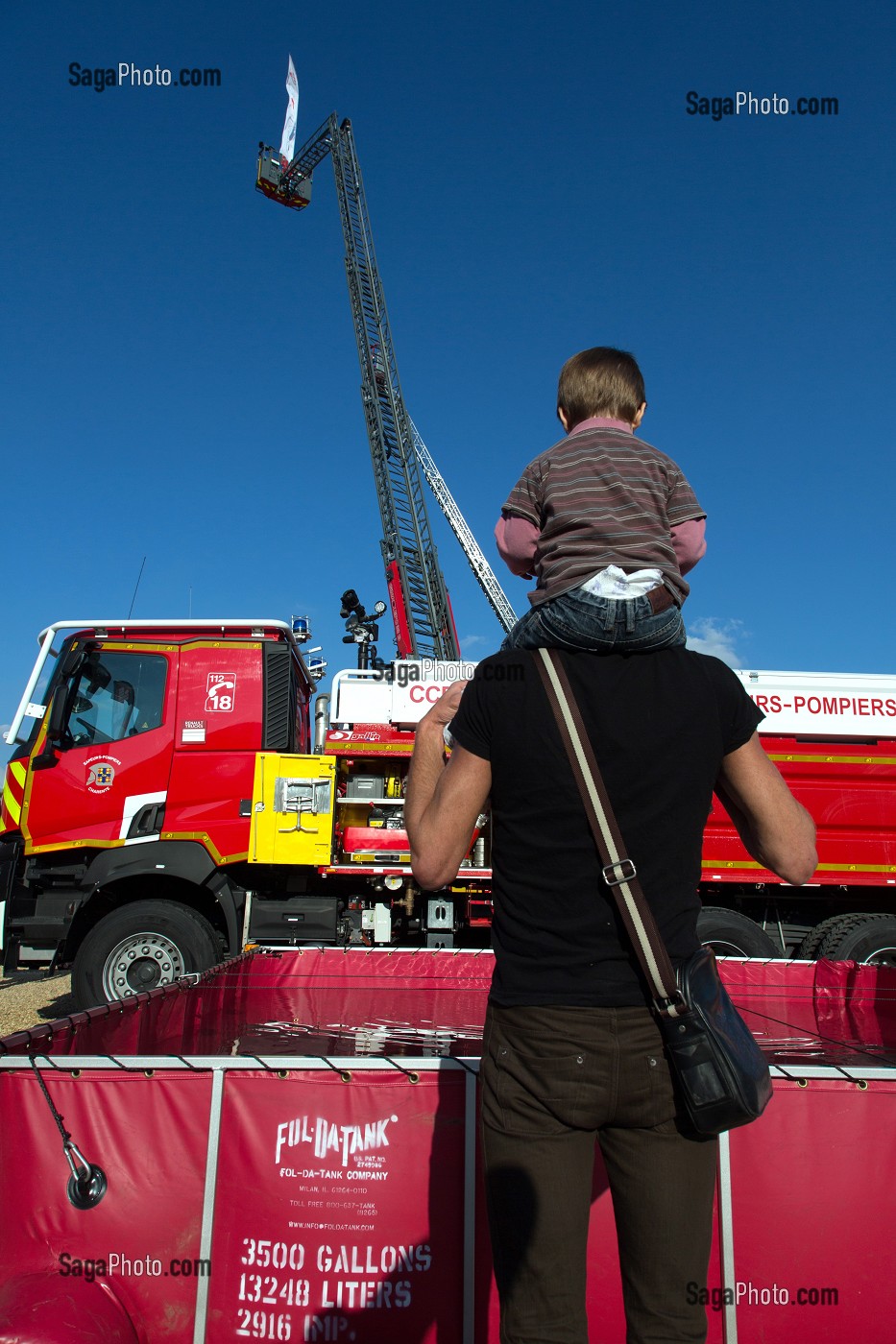 LE PERE ET SON FILS SUR LES EPAULES EN VISITE DEVANT LES CAMIONS ROUGES, 123 EME CONGRES NATIONAL DES SAPEURS-POMPIERS DE FRANCE, TOURS, SEPTEMBRE 2016 