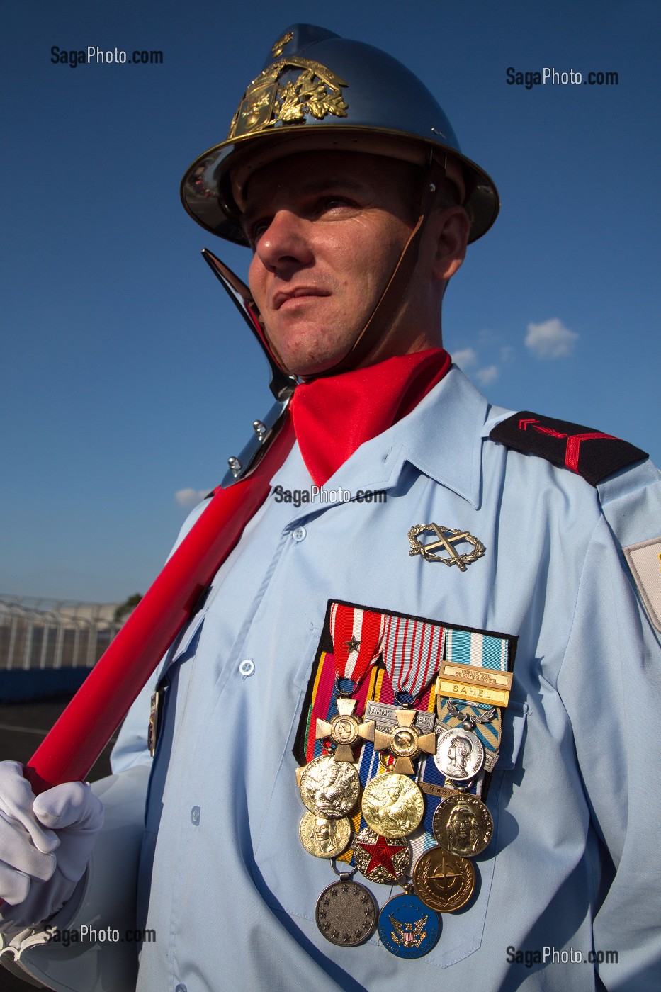 SAPEUR-POMPIER A LA GARDE AVEC SA HACHE PENDANT LES CEREMONIES DU 123 EME CONGRES NATIONAL DES SAPEURS-POMPIERS DE FRANCE, TOURS, SEPTEMBRE 2016 