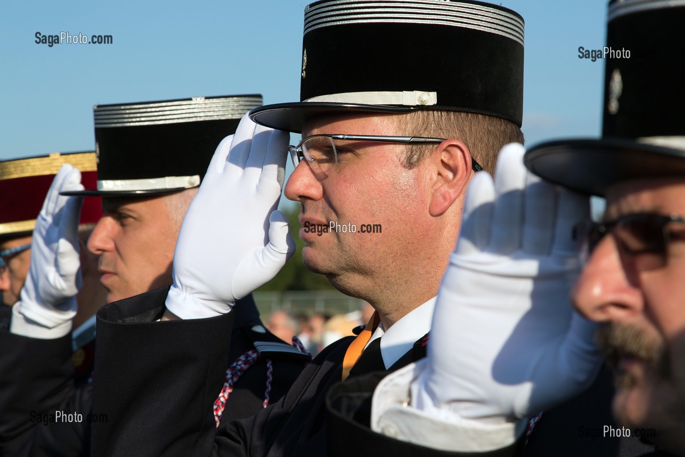 GARDE A VOUS PENDANT LA CEREMONIE AU DRAPEAU EN HOMMAGE AUX MORTS DECEDES AU FEU, 123 EME CONGRES NATIONAL DES SAPEURS-POMPIERS DE FRANCE, TOURS, SEPTEMBRE 2016 