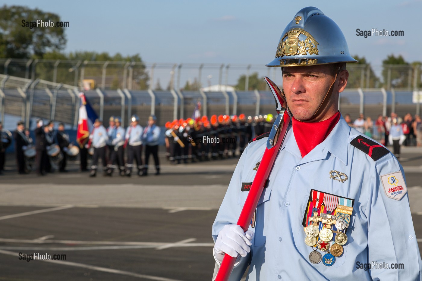 SAPEUR-POMPIER A LA GARDE AVEC SA HACHE PENDANT LES CEREMONIES DU 123 EME CONGRES NATIONAL DES SAPEURS-POMPIERS DE FRANCE, TOURS, SEPTEMBRE 2016 