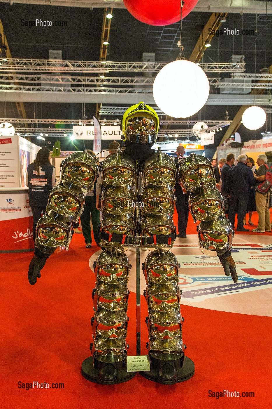SCULPTURE ORIGINALE DE SAPEURS-POMPIERS REALISEE AVEC DES CASQUES, 123 EME CONGRES NATIONAL DES SAPEURS-POMPIERS DE FRANCE, TOURS, SEPTEMBRE 2016 