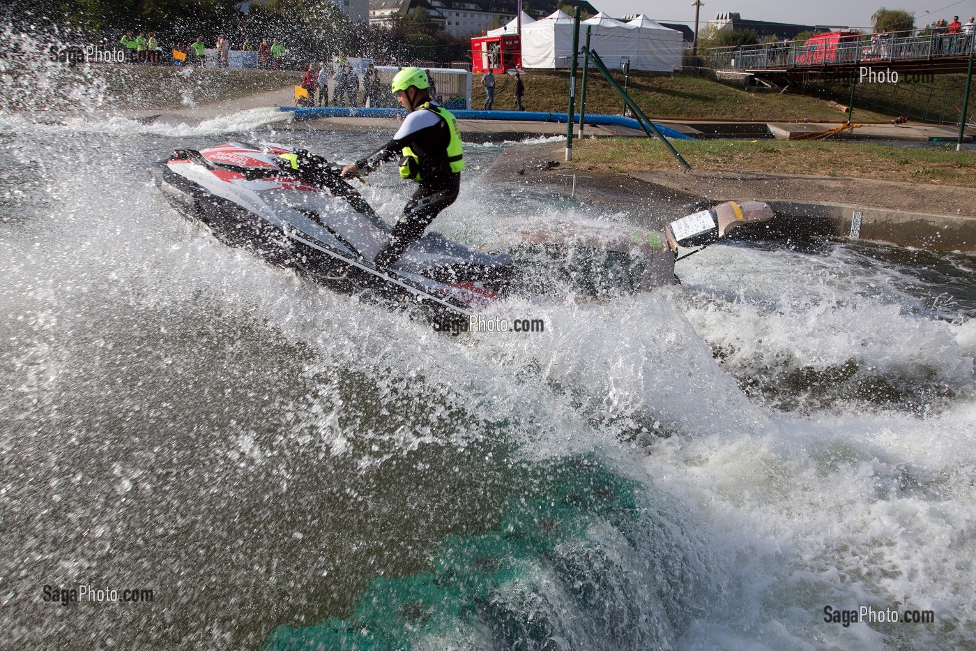 SCOOTER DE SECOURS EN EAUX VIVES PRES D'UNE VOITURE IMMERGEE, DEMONSTRATION DE SECOURS NAUTIQUE, 123 EME CONGRES NATIONAL DES SAPEURS-POMPIERS DE FRANCE, TOURS, SEPTEMBRE 2016 