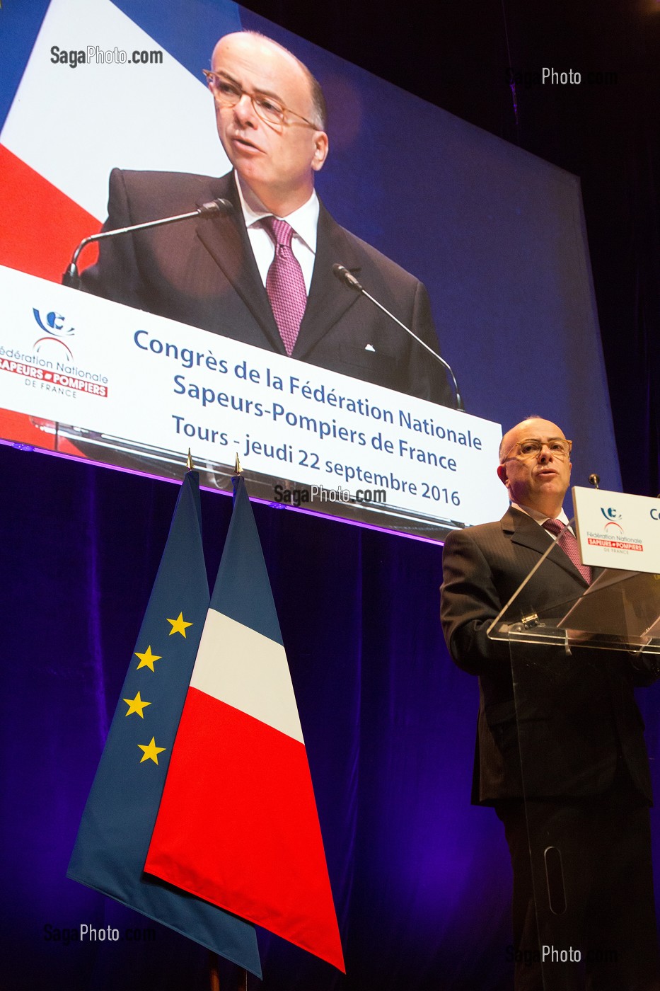 VISITE DE BERNARD CAZENEUVE, MINISTRE DE L'INTERIEUR SUR LE 123 EME CONGRES NATIONAL DES SAPEURS-POMPIERS DE FRANCE, TOURS, SEPTEMBRE 2016 