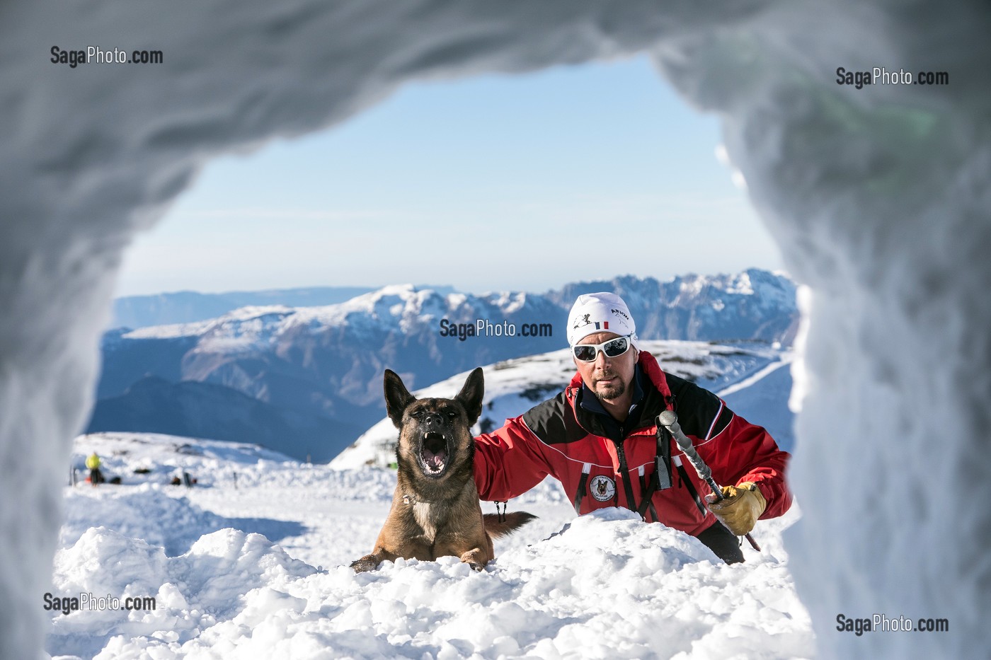 JEAN-MICHEL MORLOT ET SON BERGER BELGE MALINOIS JEEP DEVANT UN TROU DE NEIGE POUR RETROUVER UNE VICTIME, REPORTAGE SUR LES MAITRES-CHIENS D'AVALANCHE, FORMATION ORGANISEE PAR L'ANENA AVEC L'AGREMENT DE LA SECURITE CIVILE, LES-DEUX-ALPES (38), FRANCE 