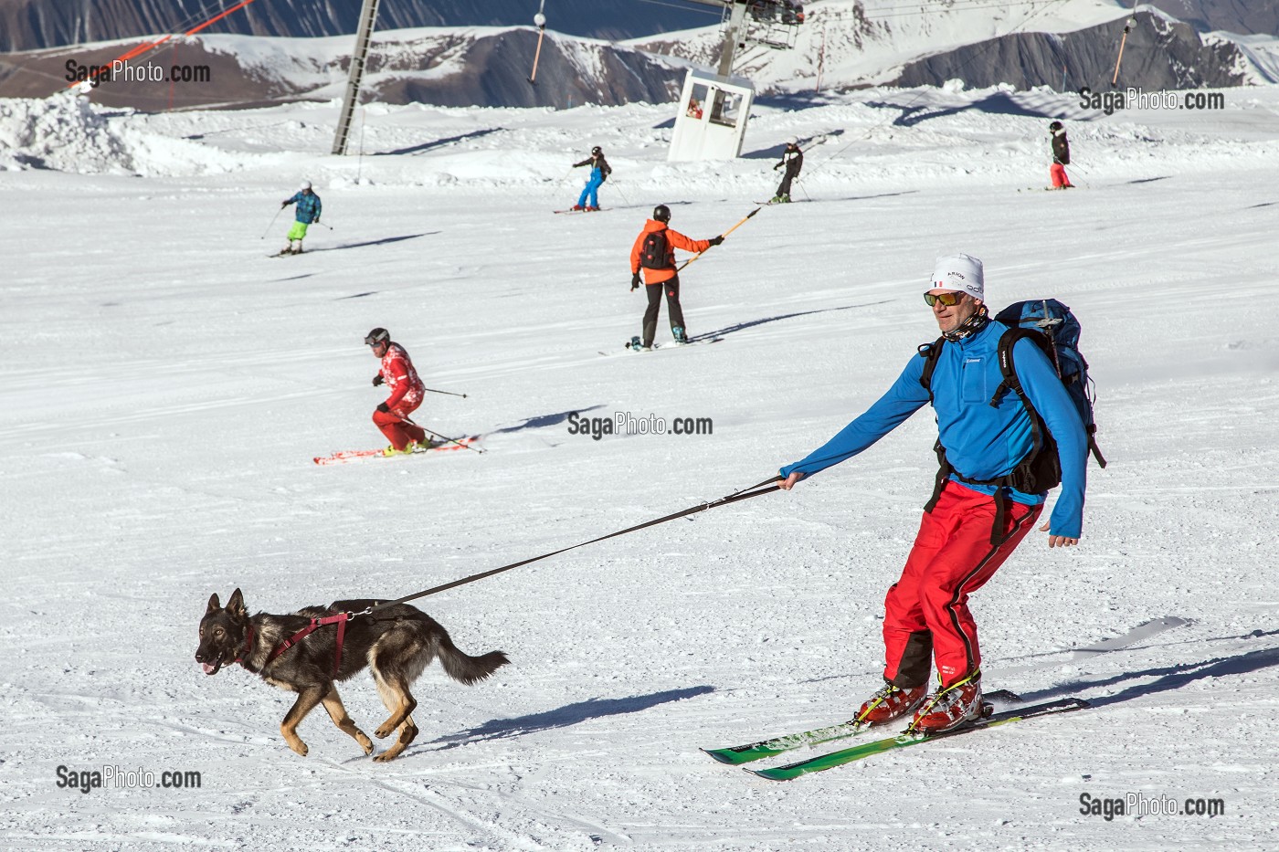 CHESNEAU NICOLAS DU SDIS 64 AVEC SON CHIEN LASKA BERGER ALLEMAND EN DEPLACEMENT SKI, REPORTAGE SUR LES MAITRES-CHIENS D'AVALANCHE, FORMATION ORGANISEE PAR L'ANENA AVEC L'AGREMENT DE LA SECURITE CIVILE, LES-DEUX-ALPES (38), FRANCE 