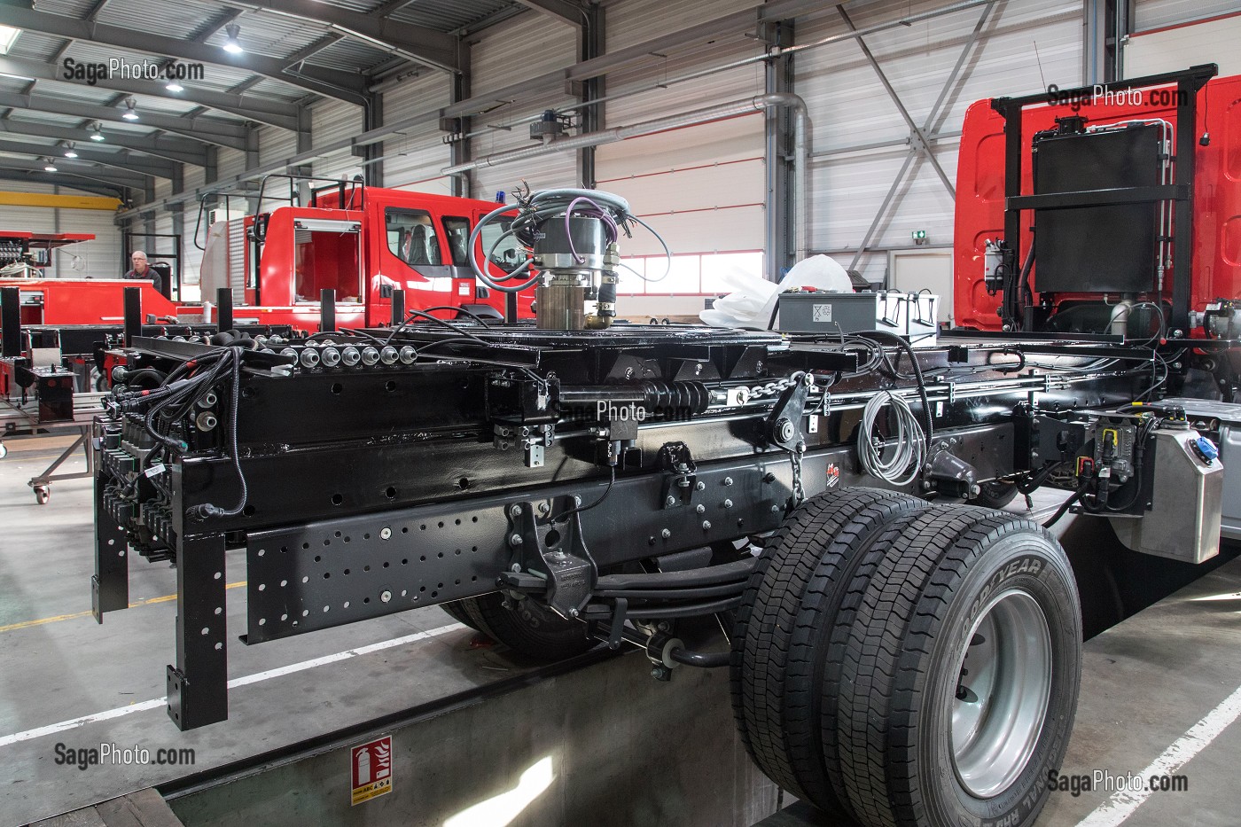 INSTALLATION DU FAUX CHASSIS SUR LE PORTEUR, SOCIETE RIFFAUD, FABRICANT D'ECHELLE SAPEUR-POMPIER, GROUPE GIMAEX, TOUROUVRE (61), FRANCE 