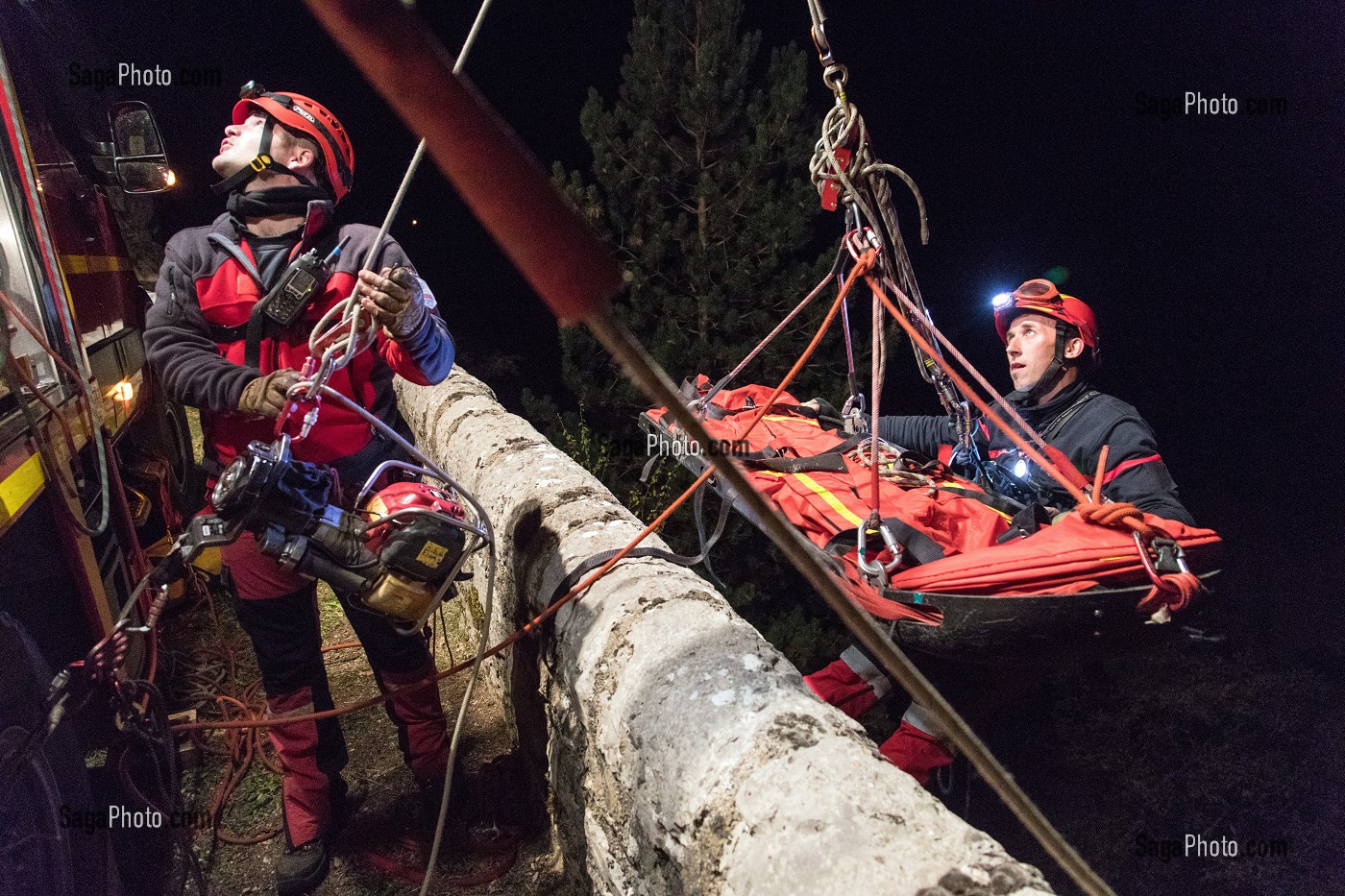 MANOEUVRE DE NUIT POUR PERSONNES EJECTEES EN CONTRE BAS DU RAVIN, STAGE IMP3 AU CENTRE NATIONAL DE FORMATION (CNF GRIMP) DE FLORAC (48), FRANCE 