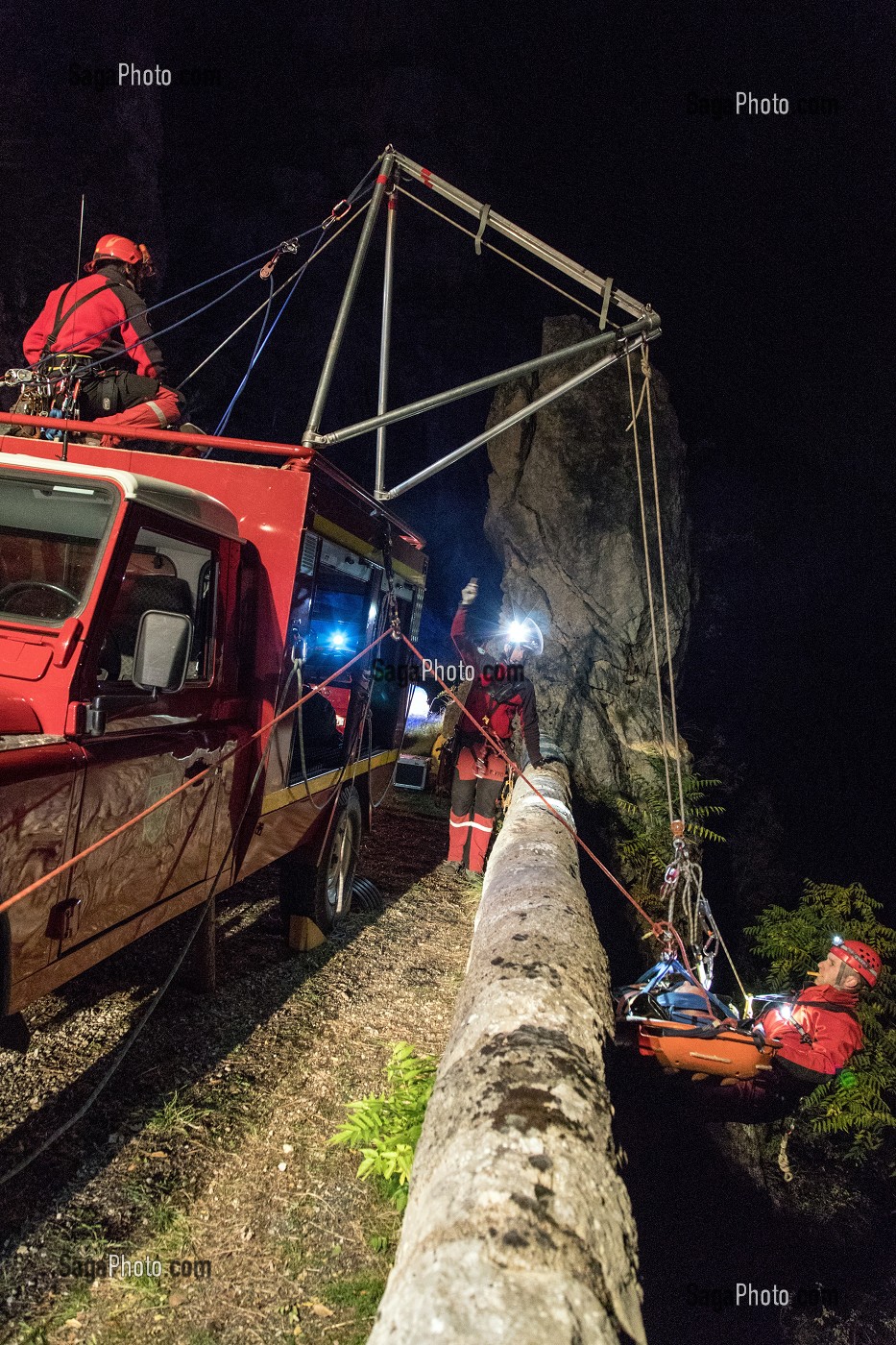 MANOEUVRE DE NUIT POUR PERSONNES EJECTEES EN CONTRE BAS DU RAVIN, STAGE IMP3 AU CENTRE NATIONAL DE FORMATION (CNF GRIMP) DE FLORAC (48), FRANCE 