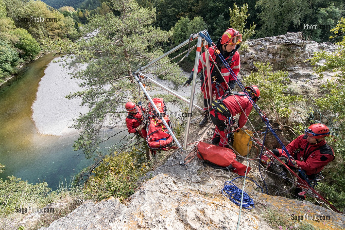 MANOEUVRE GRIMP AVEC POSE D'UN DEPORT POUR UNE CHUTE DE RANDONNEURS DANS UN RAVIN, STAGE IMP3 AVEC LE CENTRE NATIONAL DE FORMATION DE FLORAC, CIRQUE DE BEAUMES DANS LES GORGES DU TARN, SAINT-GEORGES-DE-LEVEJAC (48), FRANCE 