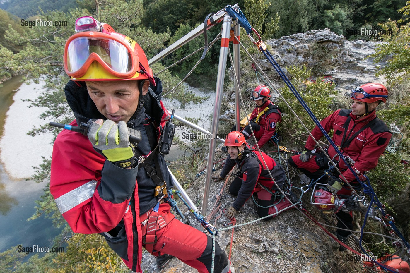 MANOEUVRE GRIMP AVEC POSE D'UN DEPORT POUR UNE CHUTE DE RANDONNEURS DANS UN RAVIN, STAGE IMP3 AVEC LE CENTRE NATIONAL DE FORMATION DE FLORAC, CIRQUE DE BEAUMES DANS LES GORGES DU TARN, SAINT-GEORGES-DE-LEVEJAC (48), FRANCE 