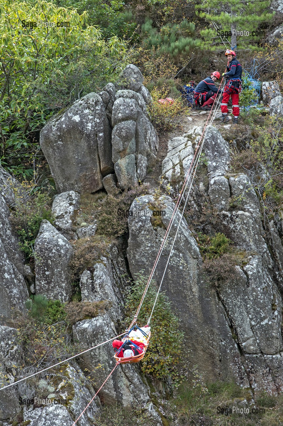 MANOEUVRE GRIMP AVEC TYROLIENNE POUR EXTRACTION D'UNE VICTIME D'ACCIDENT DE CHASSE, STAGE IMP3 AVEC LE CENTRE NATIONAL DE FORMATION DE FLORAC, COMMUNE DE SAINTE-EMINIE DANS LES GORGES DU TARN (48), FRANCE 