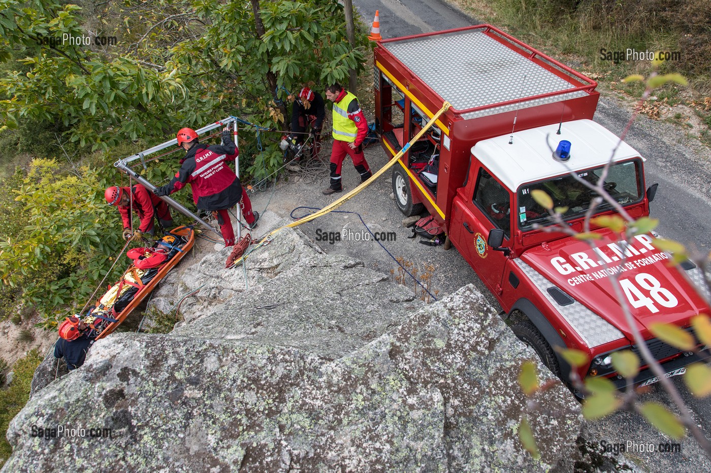 MANOEUVRE GRIMP POUR DESCENTE D'UNE VICTIME SUR UN CHEMIN DE RANDONNEE, STAGE IMP3 AVEC LE CENTRE NATIONAL DE FORMATION DE FLORAC, COMMUNE DE SAINTE-EMINIE DANS LES GORGES DU TARN (48), FRANCE 