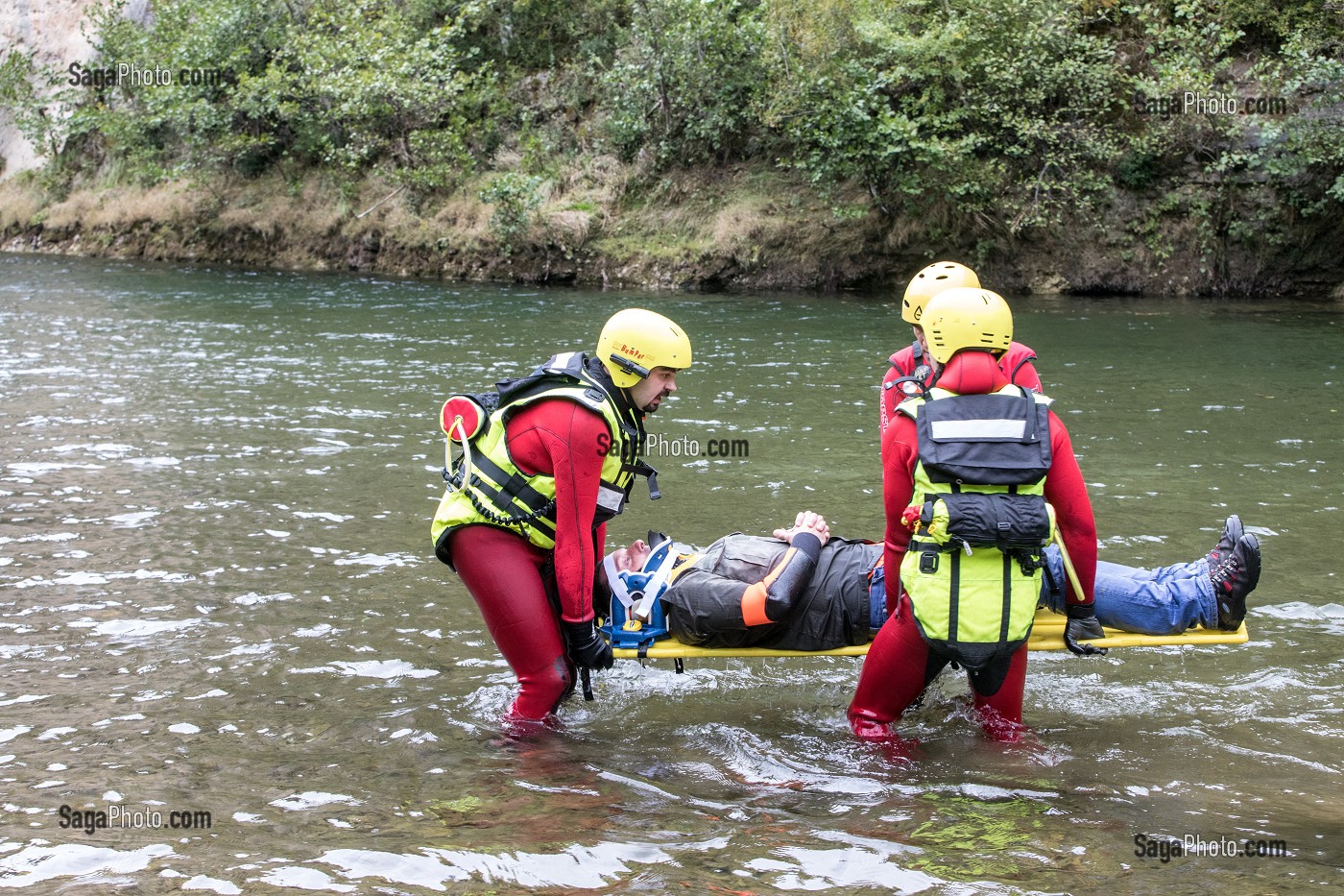 EXTRACTION D'UN PECHEUR VICTIME D'UN MALAISE DANS LA RIVIERE, STAGE IMP3 AVEC LE CENTRE NATIONAL DE FORMATION DE FLORAC, COMMUNE DE SAINTE-EMINIE DANS LES GORGES DU TARN (48), FRANCE 