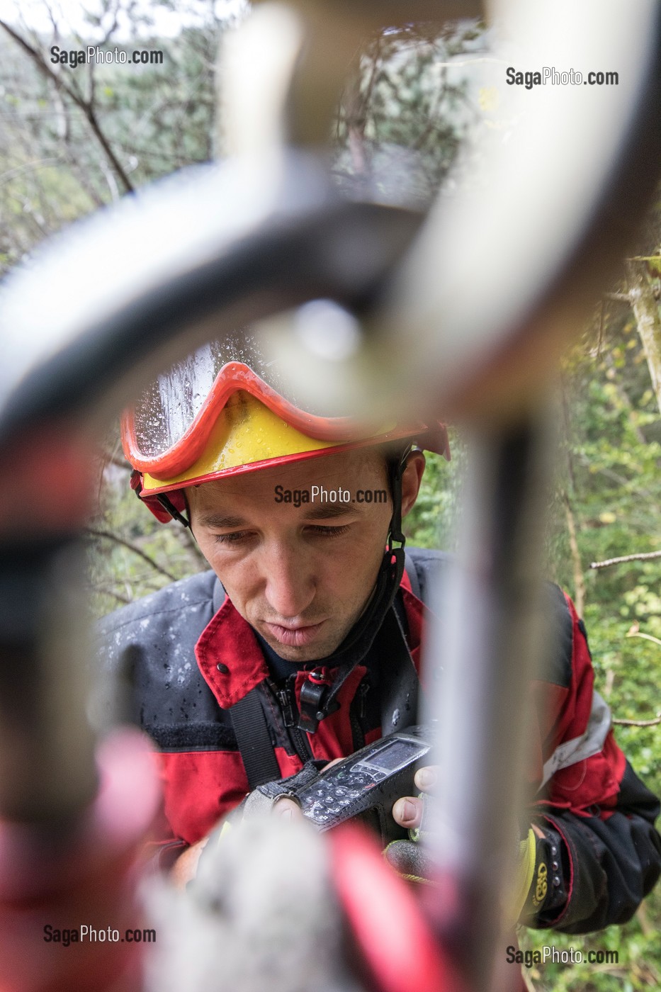 EXTRACTION D'UN PECHEUR VICTIME D'UN MALAISE DANS LA RIVIERE, STAGE IMP3 AVEC LE CENTRE NATIONAL DE FORMATION DE FLORAC, COMMUNE DE SAINTE-EMINIE DANS LES GORGES DU TARN (48), FRANCE 