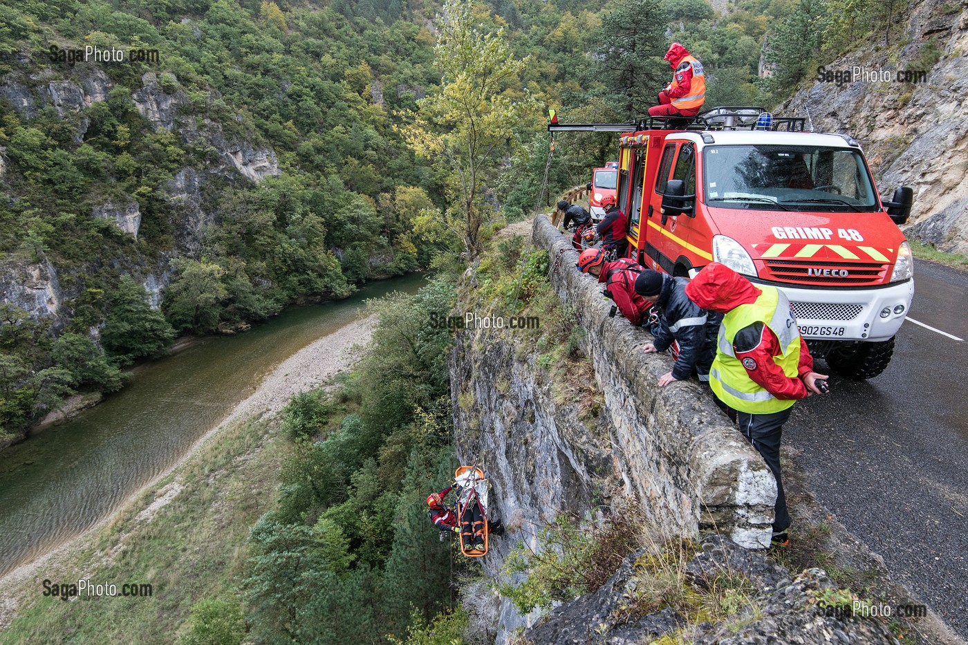 EXTRACTION D'UN PECHEUR VICTIME D'UN MALAISE DANS LA RIVIERE, STAGE IMP3 AVEC LE CENTRE NATIONAL DE FORMATION DE FLORAC, COMMUNE DE SAINTE-EMINIE DANS LES GORGES DU TARN (48), FRANCE 