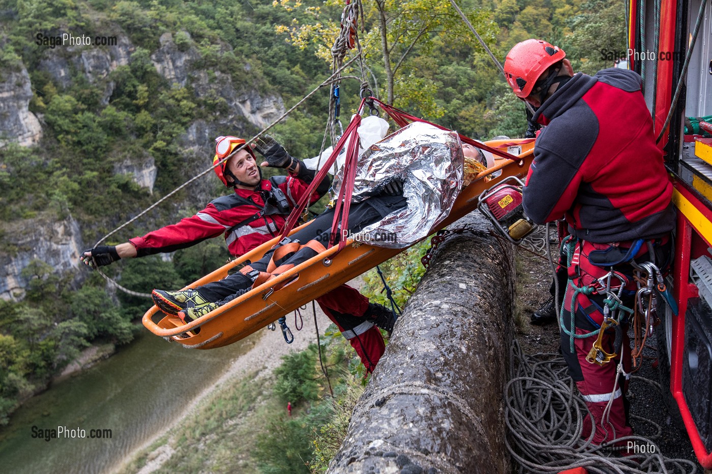 EXTRACTION D'UN PECHEUR VICTIME D'UN MALAISE DANS LA RIVIERE, STAGE IMP3 AVEC LE CENTRE NATIONAL DE FORMATION DE FLORAC, COMMUNE DE SAINTE-EMINIE DANS LES GORGES DU TARN (48), FRANCE 