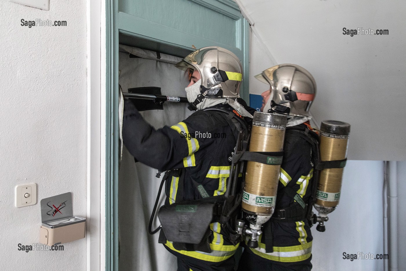 MANOEUVRE DE LA GARDE SUR LE THEME DU FEU D'APPARTEMENT AVEC MISE EN PLACE DU STOPPEUR DE FUMEE, CENTRE DE SECOURS RENNES-SAINT-GEORGES (35), FRANCE 