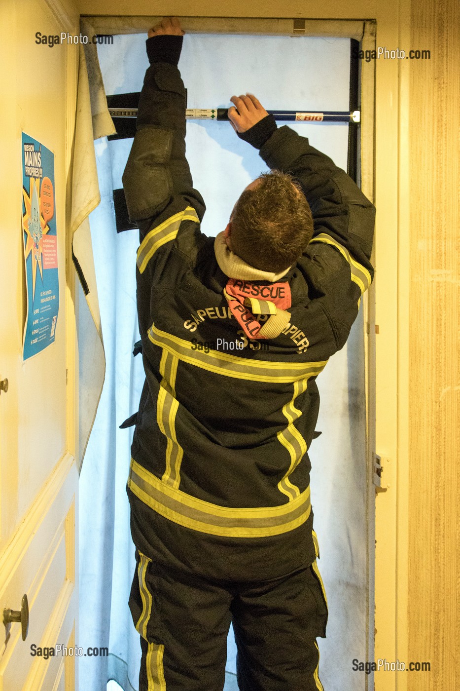 MANOEUVRE DE LA GARDE SUR LE THEME DU FEU D'APPARTEMENT AVEC MISE EN PLACE DU STOPPEUR DE FUMEE, CENTRE DE SECOURS RENNES-SAINT-GEORGES (35), FRANCE 