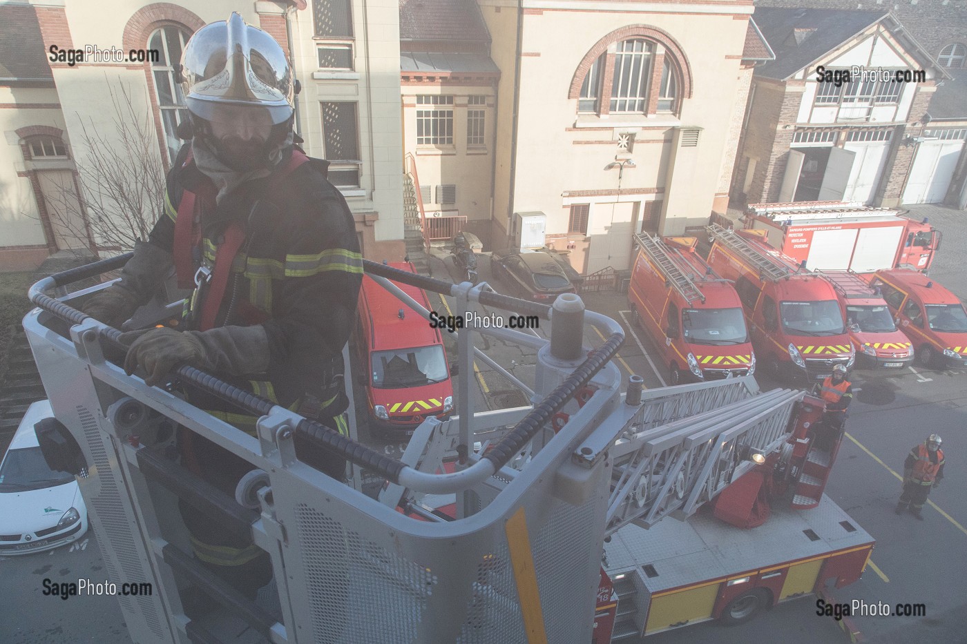 MANOEUVRE DE LA GARDE SUR LE THEME DU FEU D'APPARTEMENT, CENTRE DE SECOURS RENNES-SAINT-GEORGES (35), FRANCE 