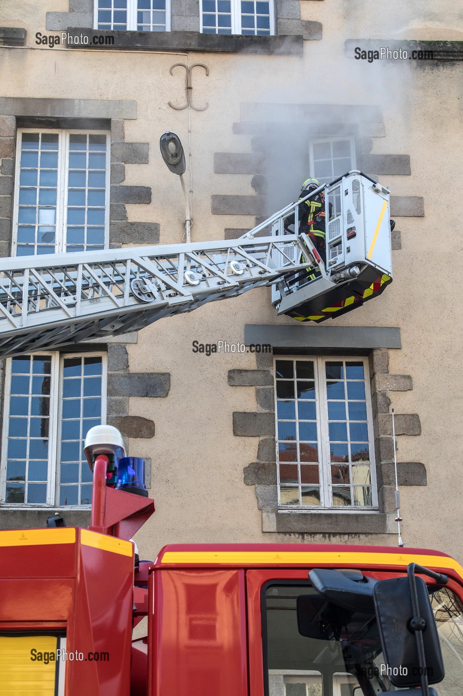 MANOEUVRE DE LA GARDE SUR LE THEME DU FEU D'APPARTEMENT, CENTRE DE SECOURS RENNES-SAINT-GEORGES (35), FRANCE 