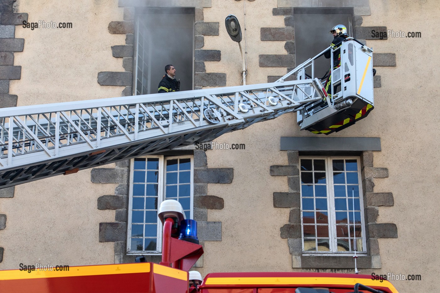 MANOEUVRE DE LA GARDE SUR LE THEME DU FEU D'APPARTEMENT, CENTRE DE SECOURS RENNES-SAINT-GEORGES (35), FRANCE 