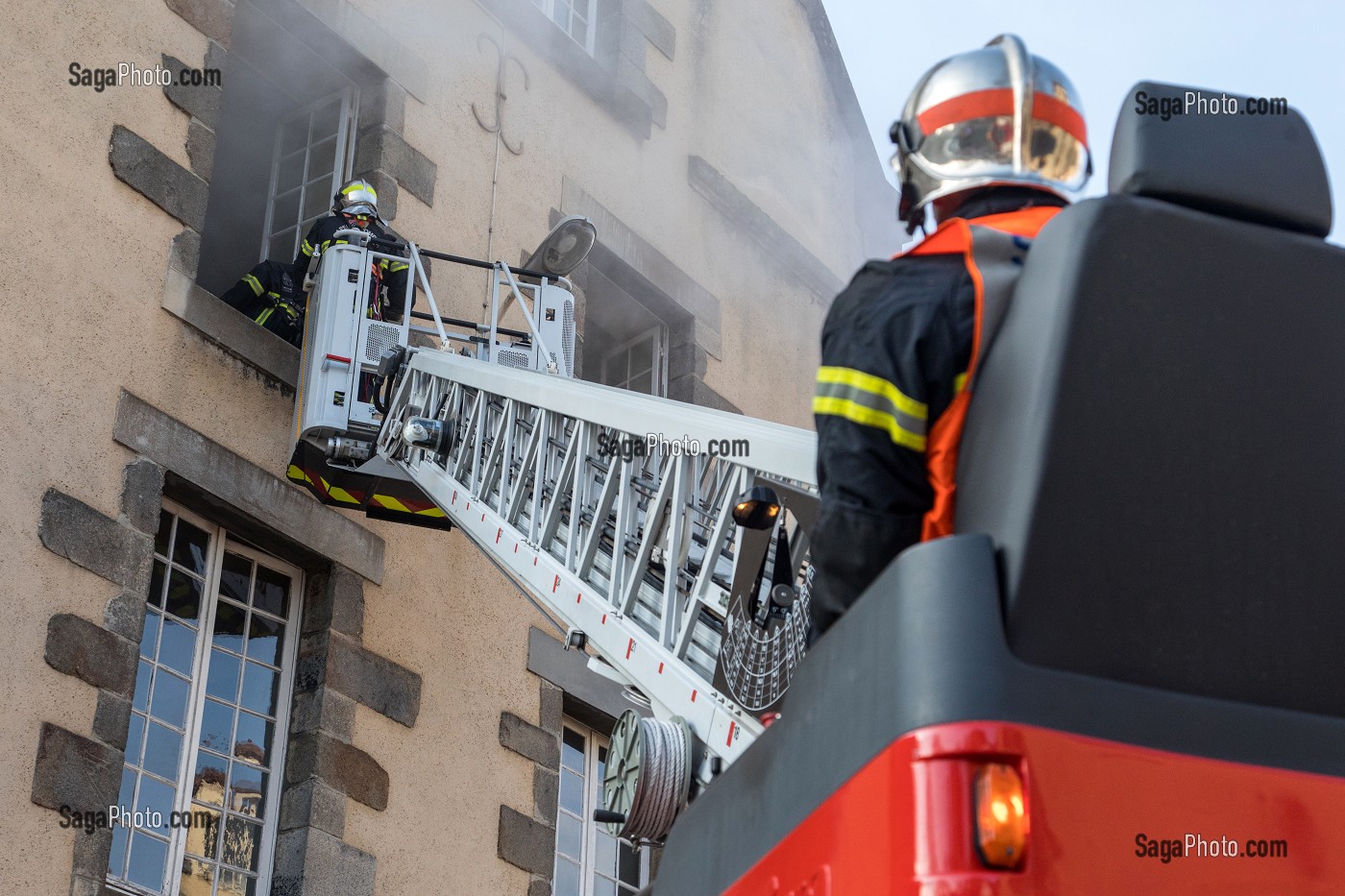 MANOEUVRE DE LA GARDE SUR LE THEME DU FEU D'APPARTEMENT, CENTRE DE SECOURS RENNES-SAINT-GEORGES (35), FRANCE 