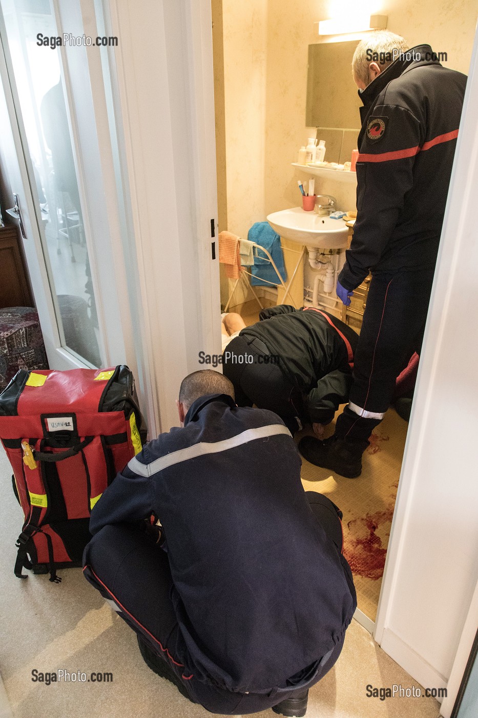 INTERVENTION  POUR UNE VIEILLE DAME DE 93 ANS CONSCIENTE TOMBEE DANS SA SALLE DE BAIN ET BLOQUEE DERRIERE LA PORTE. LA PERSONNE EST CONDITIONNEE ET TRANSPORTEE AU CHRU. CENTRE DE SECOURS RENNES-SAINT-GEORGES (35), FRANCE 