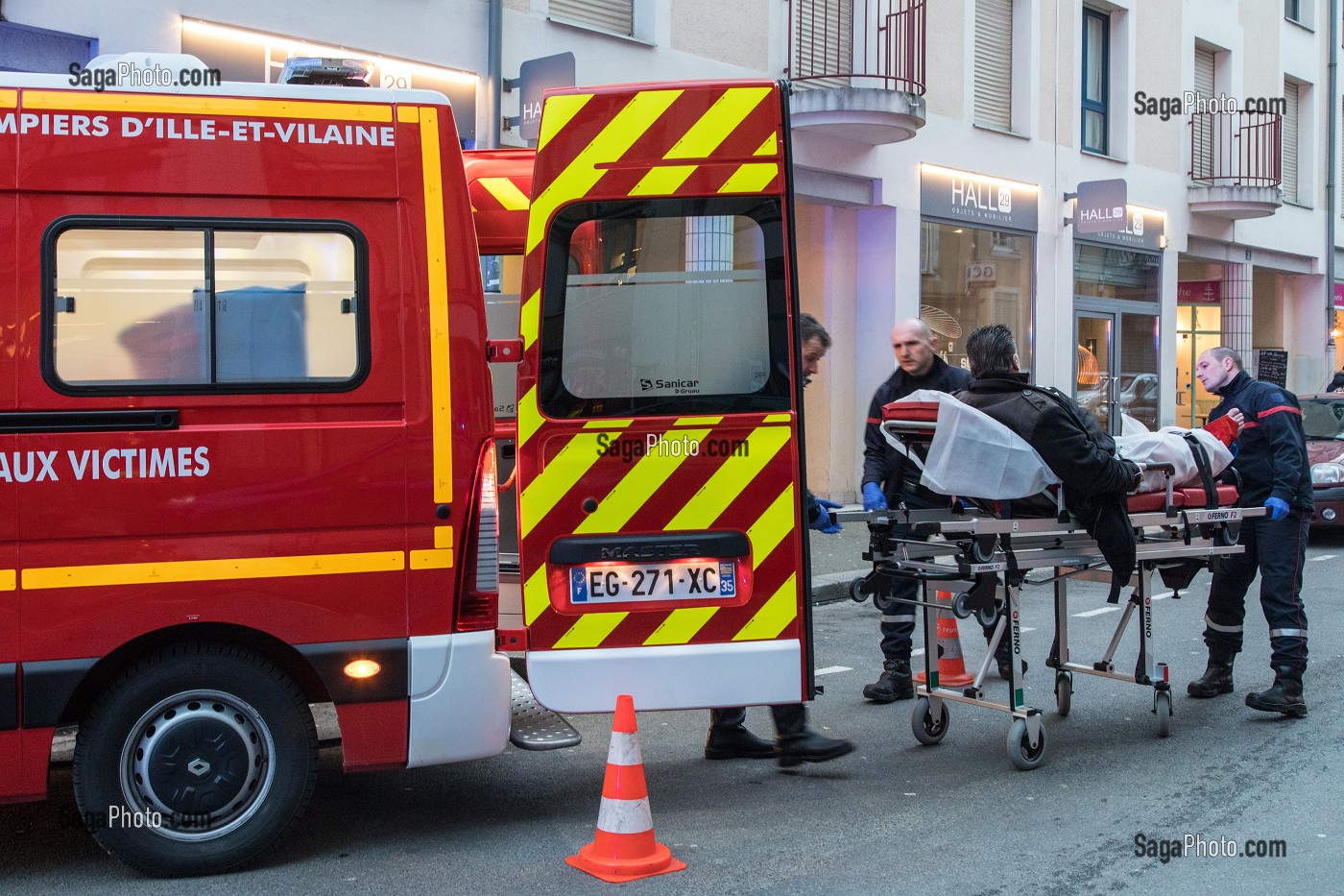 AMBULANCE SAPEUR-POMPIER POUR HOMME BLESSE A LA CHEVILLE SUITE A UNE CHUTE AVEC INTOXICATION ALCOOLIQUE SUR VOIE PUBLIQUE TRANSPORTEE AU CHRU., CENTRE DE SECOURS RENNES-SAINT-GEORGES (35), FRANCE 
