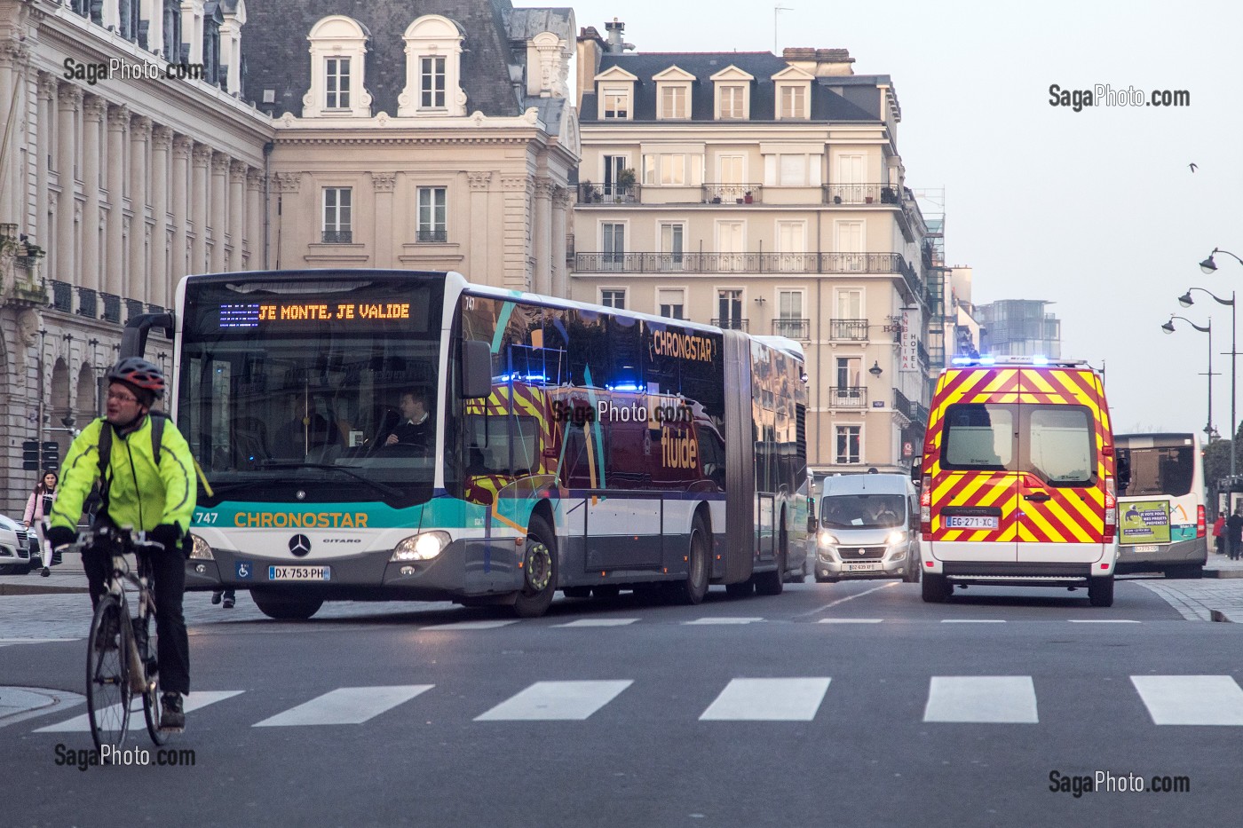 AMBULANCE SAPEUR-POMPIER POUR UN MALAISE DANS UN BUS PLACE DE LA REPUBLIQUE. LA JEUNE FEMME EST TRANSPORTEE AU CHRU, CENTRE DE SECOURS RENNES-SAINT-GEORGES (35), FRANCE 
