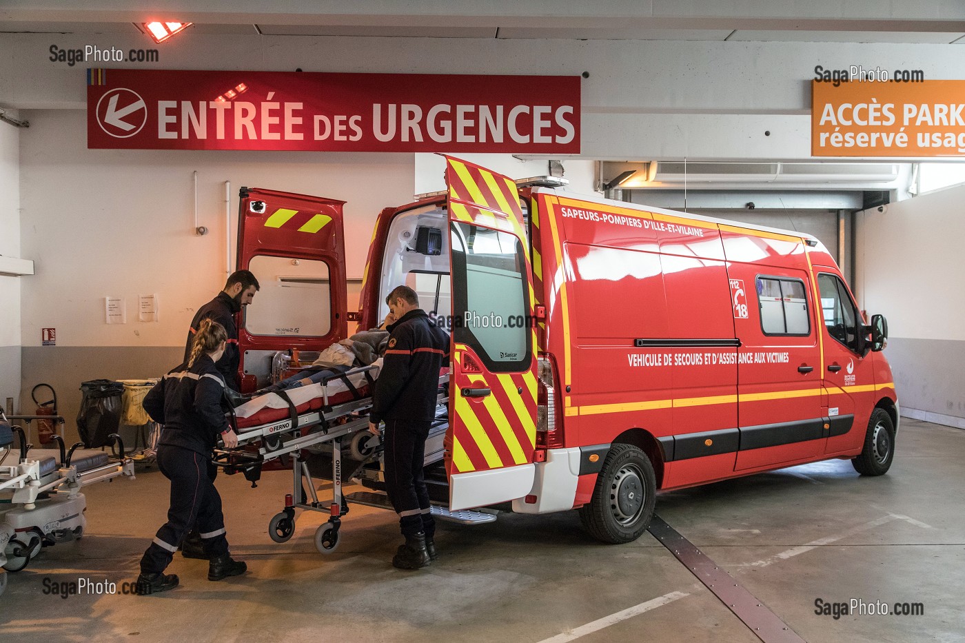 AMBULANCE SAPEUR-POMPIER POUR UN MALAISE DANS UN BUS PLACE DE LA REPUBLIQUE. LA JEUNE FEMME EST TRANSPORTEE AU CHRU, CENTRE DE SECOURS RENNES-SAINT-GEORGES (35), FRANCE 