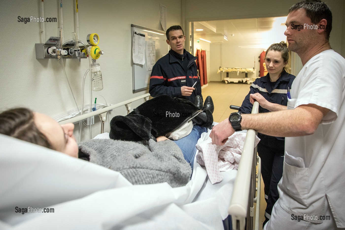 AMBULANCE SAPEUR-POMPIER POUR UN MALAISE DANS UN BUS PLACE DE LA REPUBLIQUE. LA JEUNE FEMME EST TRANSPORTEE AU CHRU, CENTRE DE SECOURS RENNES-SAINT-GEORGES (35), FRANCE 