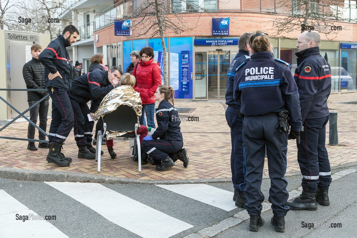 AMBULANCE POUR UNE CHUTE DE SA HAUTEUR PLACE DE L'EGLISE SUR LA COMMUNE DE CHANTEPIE. LA FEMME PRESENTE UNE PLAIE A L'ARCADE ET DES PERTES D'EQUILIBRE, CENTRE DE SECOURS RENNES-SAINT-GEORGES (35), FRANCE 