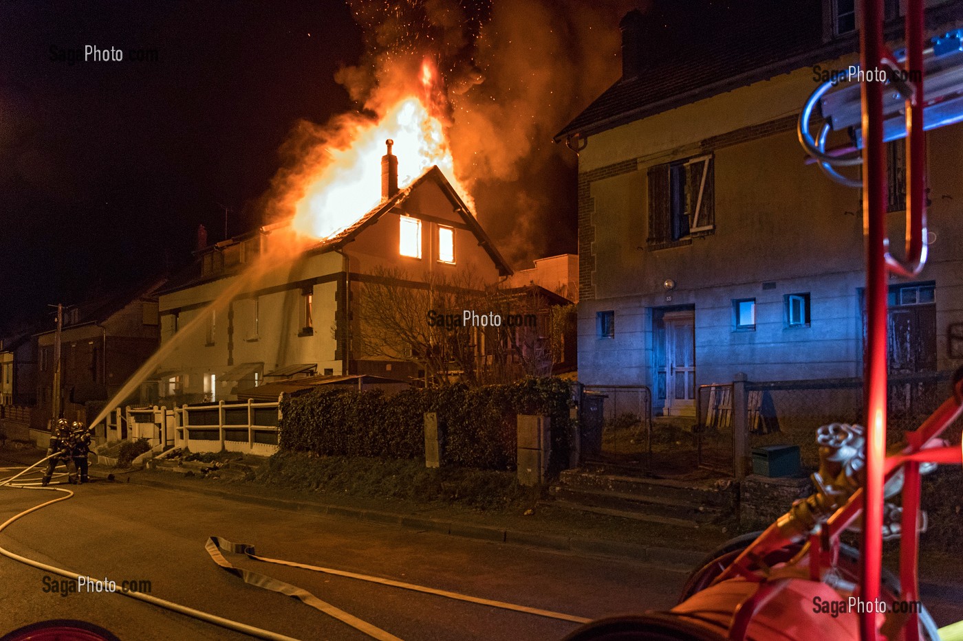 FEU DE MAISON DANS LA CITE DU MOULIN A PAPIER, RUGLES (27), FRANCE 