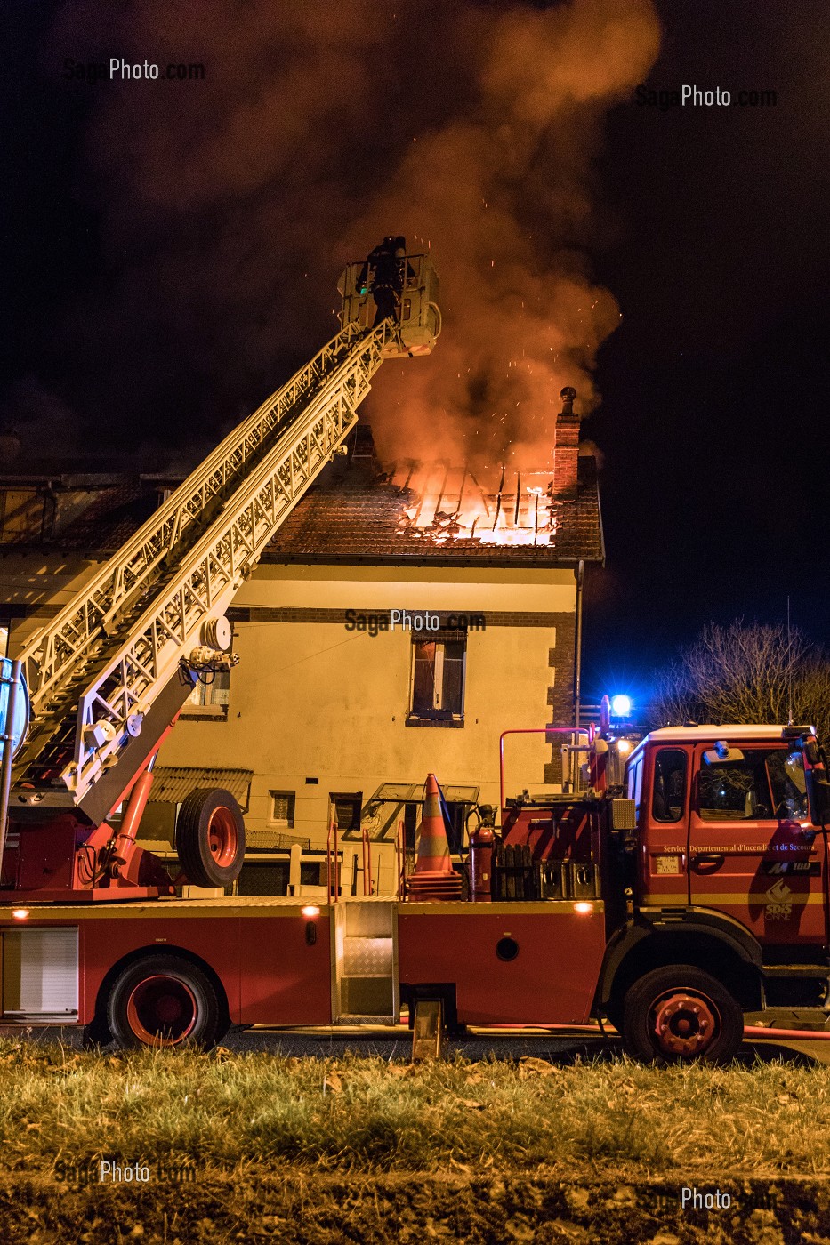 FEU DE MAISON DANS LA CITE DU MOULIN A PAPIER, RUGLES (27), FRANCE 