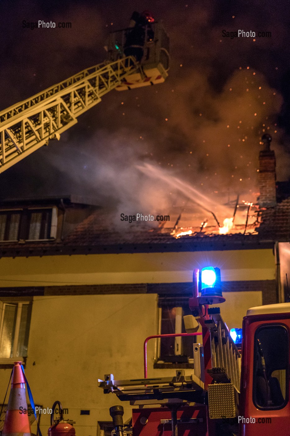 FEU DE MAISON DANS LA CITE DU MOULIN A PAPIER, RUGLES (27), FRANCE 