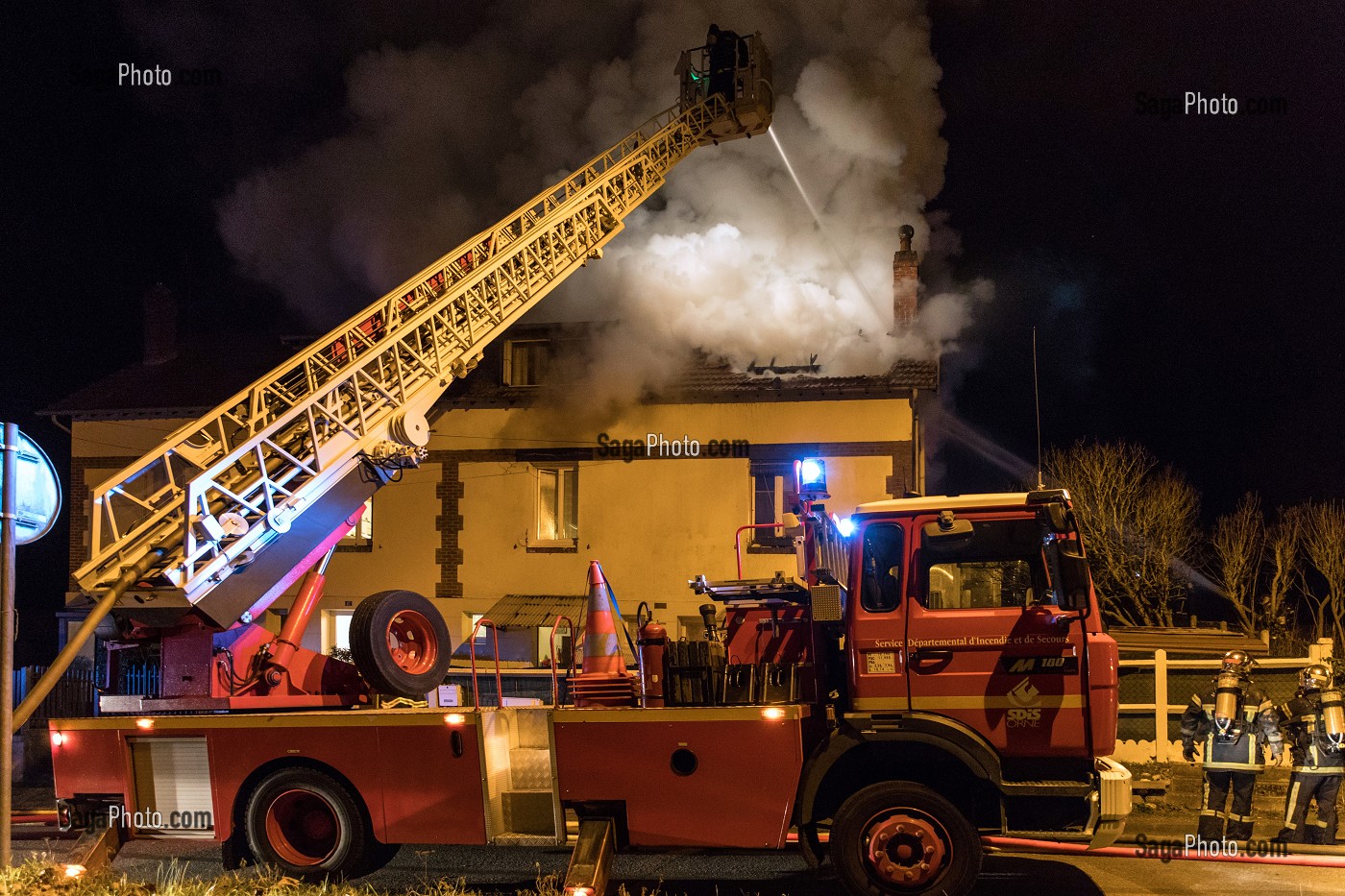 FEU DE MAISON DANS LA CITE DU MOULIN A PAPIER, RUGLES (27), FRANCE 