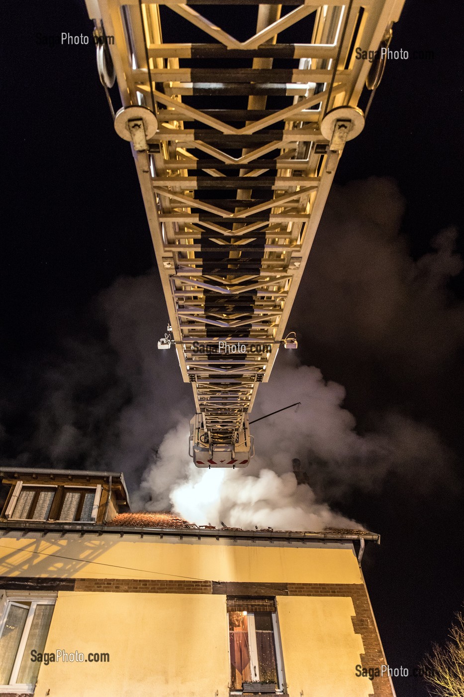 FEU DE MAISON DANS LA CITE DU MOULIN A PAPIER, RUGLES (27), FRANCE 