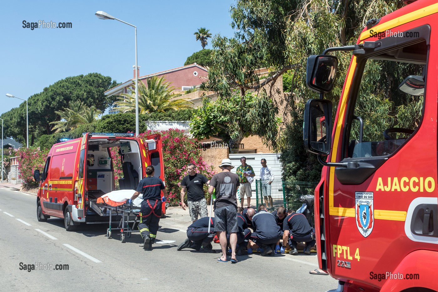 ACCIDENT DE LA ROUTE POUR UN SCOOTER RENVERSE PAR UNE VOITURE, SAPEURS-POMPIERS DE CORSE-DU-SUD, SDIS2A, AJACCIO, FRANCE 