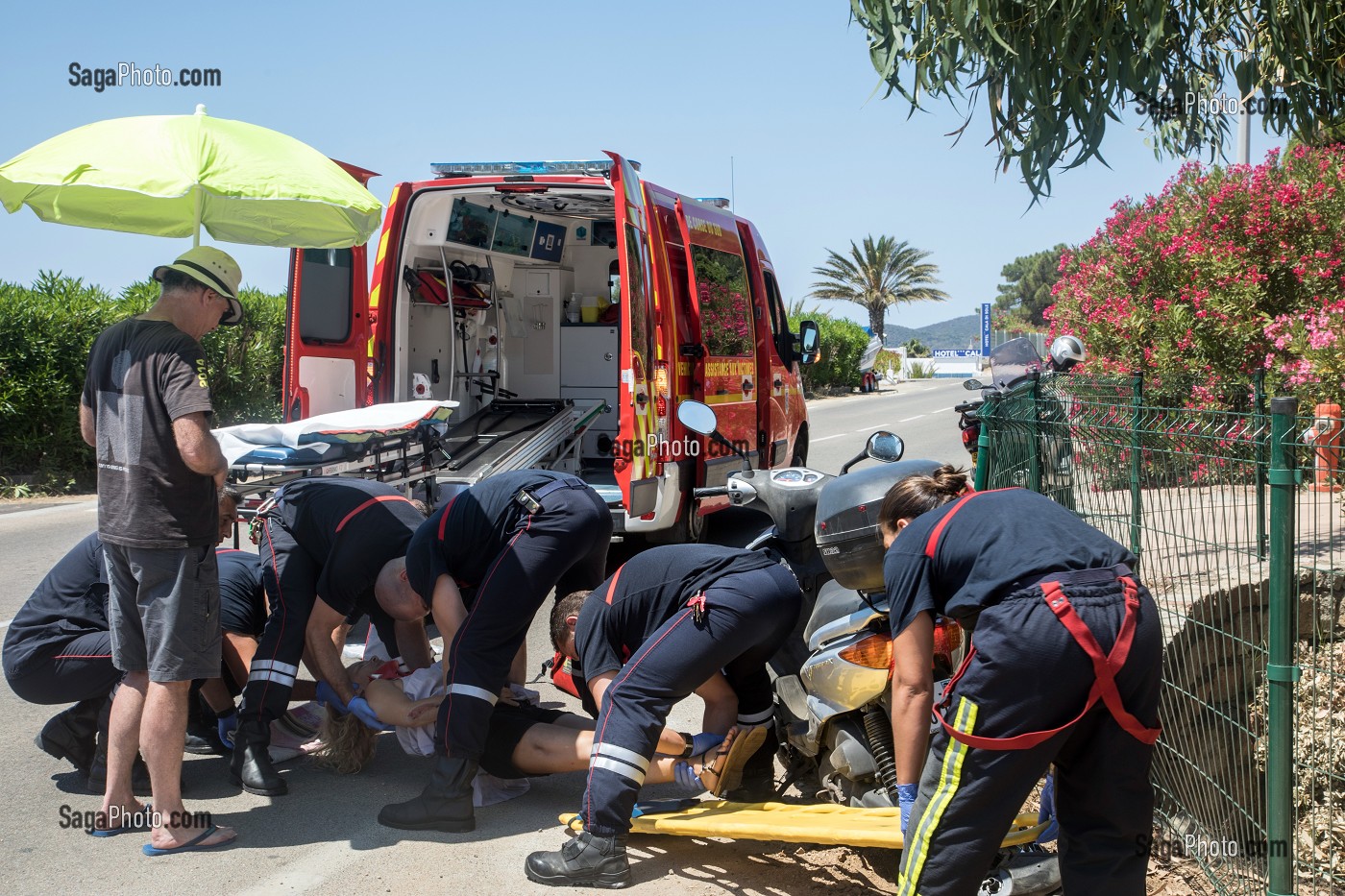 ACCIDENT DE LA ROUTE POUR UN SCOOTER RENVERSE PAR UNE VOITURE, SAPEURS-POMPIERS DE CORSE-DU-SUD, SDIS2A, AJACCIO, FRANCE 