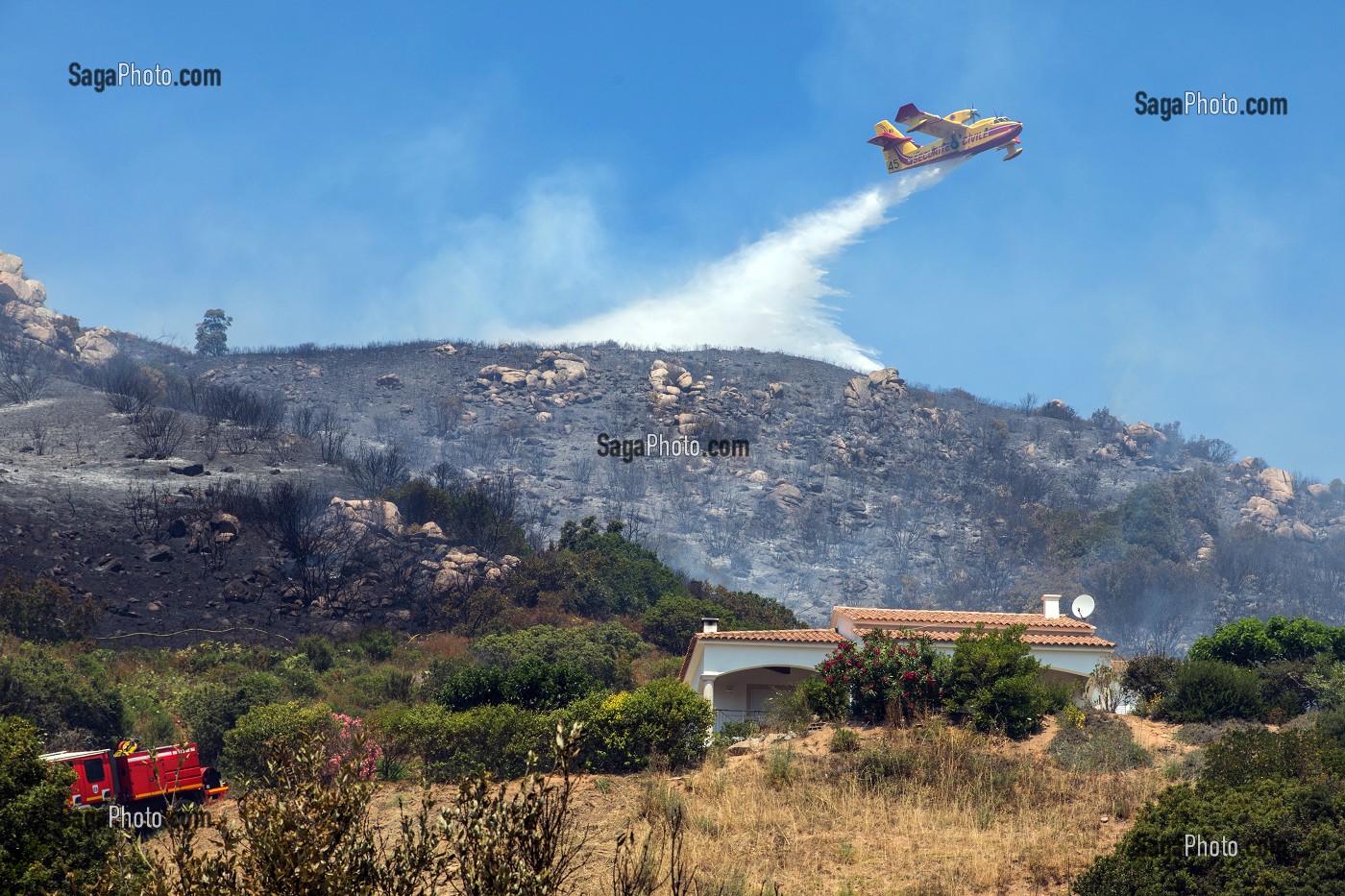 FEU DE GARRIGUE SUR LA COMMUNE D'ALATA PRES D'AJACCIO, CORSE-DU-SUD, FRANCE 