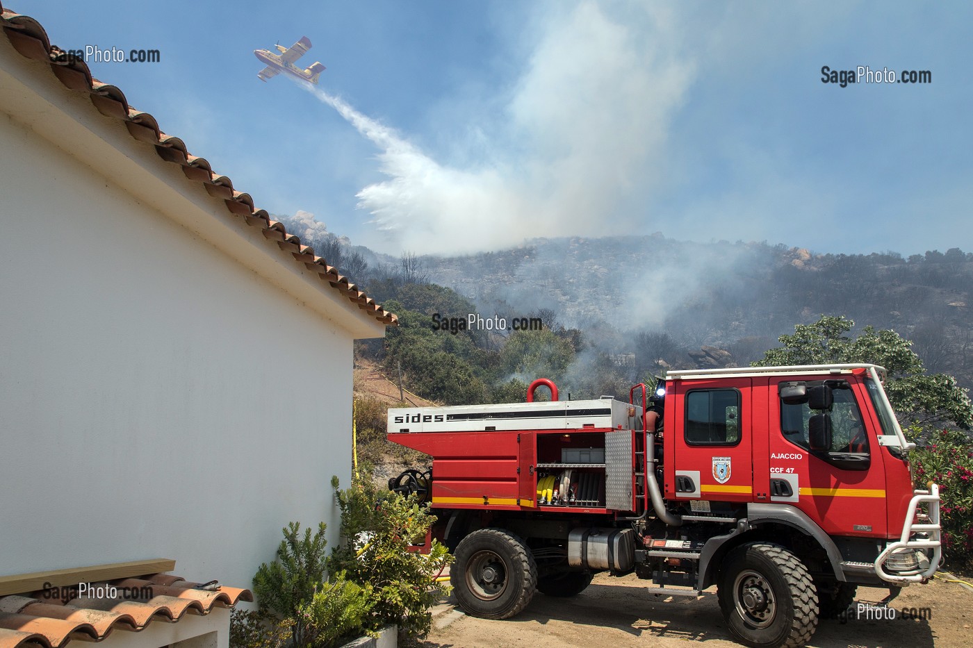 CANADAIR EN ACTION DE LARGAGE D'EAU SUR UN FEU DE GARRIGUE MENACANT DES MAISONS D'HABITATION, SUR LA COMMUNE D'ALATA PRES D'AJACCIO, CORSE-DU-SUD, FRANCE 