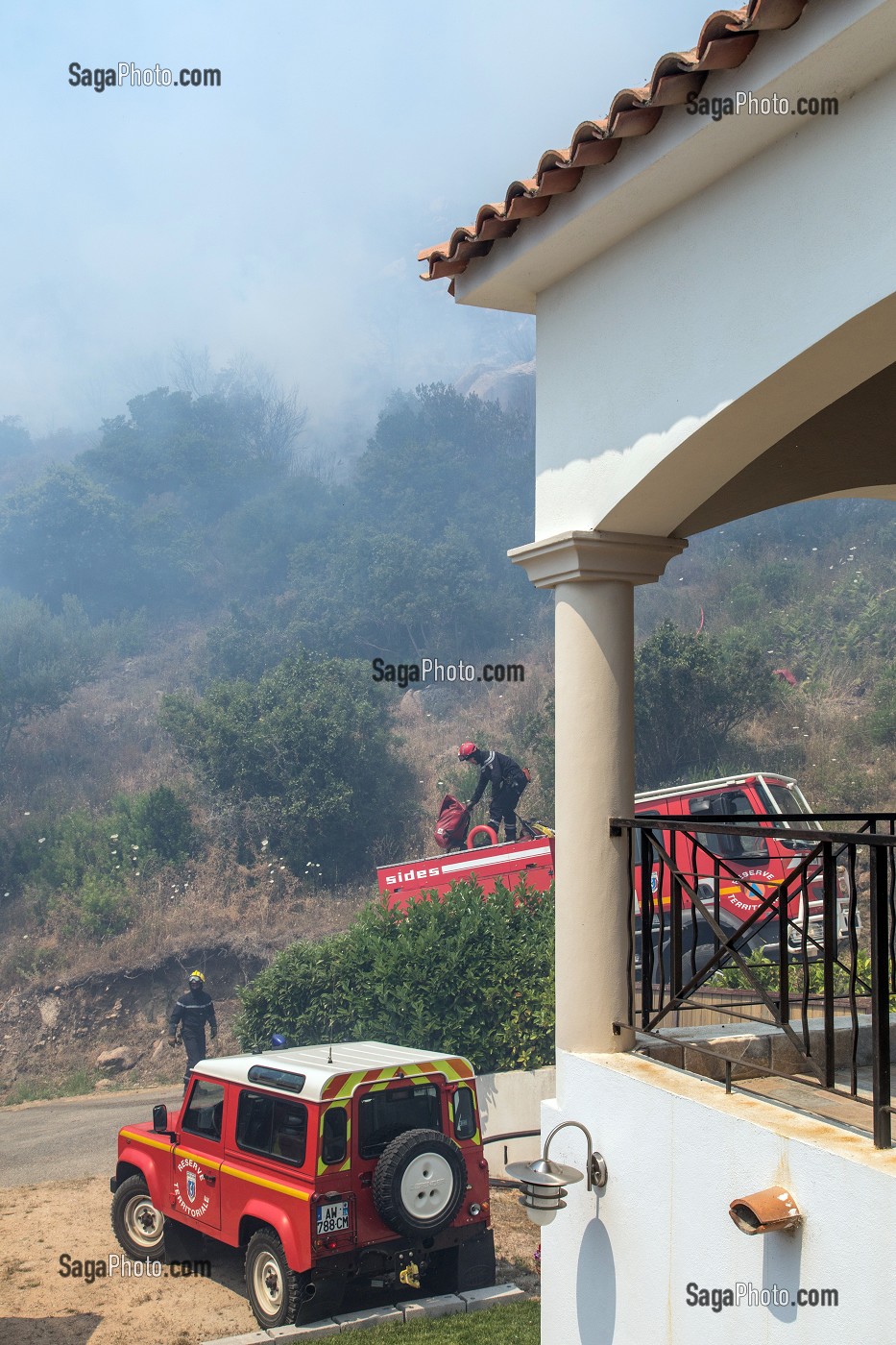 FEU DE GARRIGUE MENACANT DES MAISONS D'HABITATION, SUR LA COMMUNE D'ALATA PRES D'AJACCIO, CORSE-DU-SUD, FRANCE 