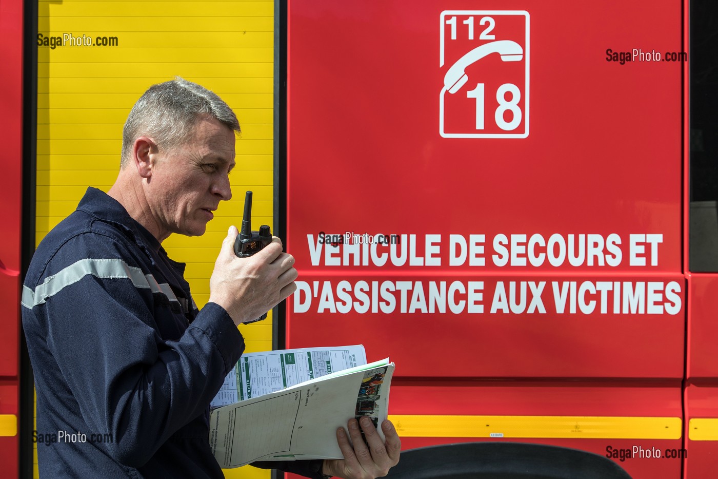 POUR UNE BRULURE AU VISAGE D'UNE JEUNE FILLE DANS UNE ECOLE HOTELIERE, PASSAGE DU BILAN MEDICAL AU SAMU AVANT TRANSPORT A L'HOPITAL, CENTRE DE SECOURS PRINCIPAL DE GRANVILLE (50), FRANCE 