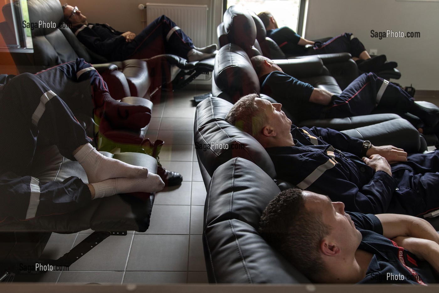 PAUSE DETENTE EN SALLE TELE APRES LE REPAS, CENTRE DE SECOURS PRINCIPAL DE GRANVILLE (50), FRANCE 