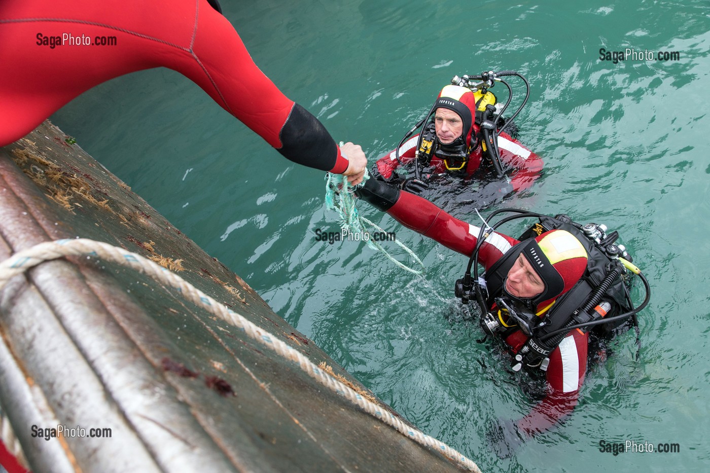 DEPART DES PLONGEURS POUR RETIRER UN BOUT SUR UN BATEAU DE PECHE, INTERVENTION PAYANTE, CENTRE DE SECOURS PRINCIPAL DE GRANVILLE (50), FRANCE 